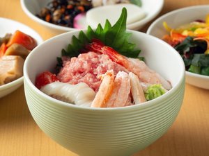 お好みの海の幸を乗せてつくる海鮮丼がおすすめ！朝からちょっぴり贅沢な朝食をお召し上がりください♪