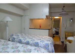 ファミリールームのお部屋の一例です。ベッドルームが二つあり、ミニキッチンがついています。