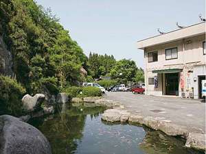 「ホテル櫻梅閣」の玄関前の庭では鯉さんたちがお待ちしております。駐車場も広いですよ！