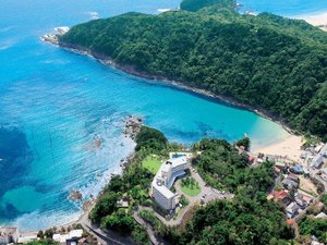 ホテルは入江を望む高台に佇み、ガーデンプールを下ると鍋田浜海岸が見えてくる。