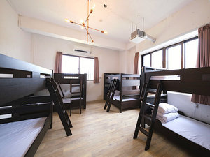 ［８名様ルーム］　｜二段ベッド　(97×196cm)　を４台設置し、８名までご滞在可能なお部屋です。