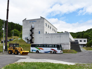 「ホテル神居岩」の外観│自然に囲まれた静かな環境でのんびりとお過ごしいただけます