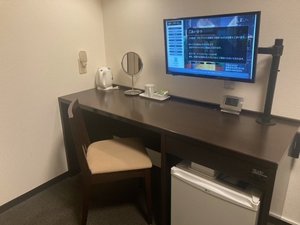 「【アルファイン長崎】バストイレ分離×net無料×大学病院近接」のワイドテーブル・スマートテレビ客室の椅子を新しくしました。