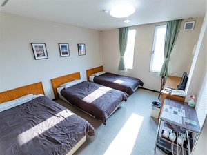 【安眠寝具のトリプルルーム・全５部屋】安眠寝具でシングルベッドが３台並んだお部屋です。