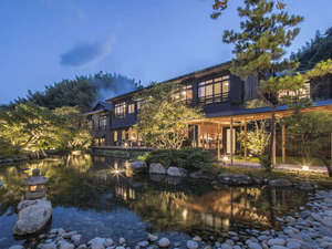 「玉峰館」の夕暮れ時、玉峰館とライトアップされた庭園。