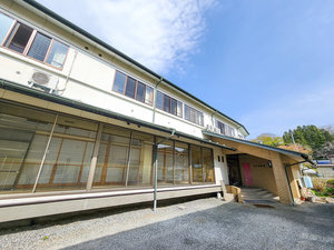 「久留美旅館」の＃【外観】川沿いにある古き良き日本宿。徒歩5分圏内にコンビニもございます。