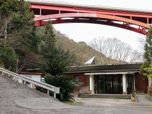 「ふいご温泉」の*【外観】高越山の麓、美しい渓谷が眺められます