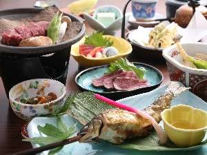 夕食は食事処にご用意いたします。飛騨牛＆川魚をお楽しみください。