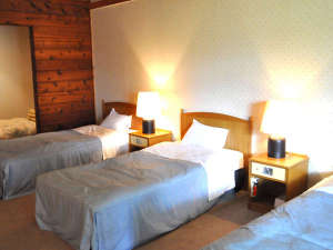 *【ログ棟】グループルーム一例/赤杉を使用した、木の温もりの溢れるお部屋。