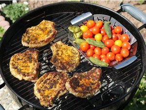 BBQ用具付きBBQコンロ、炭、炭・肉用トング、網、着火用バーナー、軍手、椅子、テーブルなど一式