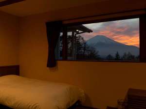 和モダンルーム―額縁のような大きな窓から見える夕焼けの富士山・何度も入れる富士山の見える24時間風呂付