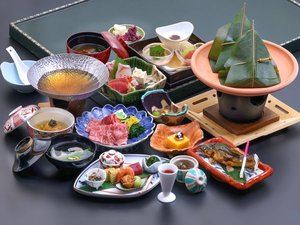 【料理長おすすめ】当館人気のプラン。飛騨牛の味しゃぶをはじめ、特製焼寿司などおもてなし料理を楽しむ。