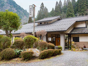 「高畑温泉　湯之本館」の*外観/郡上八幡から車で約15分の山間に佇む当館。家庭的で温かみのあるおもてなしでお迎えいたします