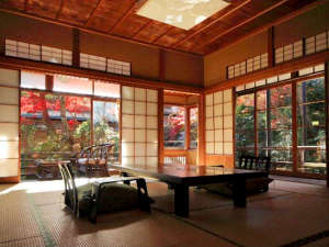【準特別室の一例】登録文化財「桐の棟」池の上に建ち、角部屋で二方向に窓があり、開放的で寛げます。