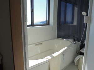 ツインルームスイートのお風呂の窓から海が見えます。