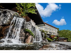 「奈良の温泉旅館　宝来温泉　奈良パークホテル」のホテル外観　滝が流れています。