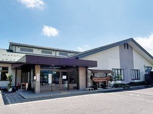 「郡山やすらぎ温泉」の本館：正面玄関（駐車場）