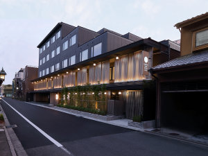 「オリエンタルホテル京都　六条」の外観（夕）メイン2