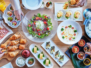「サザンシティホテル（2022年11月全館リニューアル）」の鰹のたたきサラダなど、高知を楽しめる朝食バイキング
