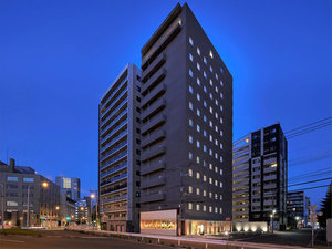「ホテル・アンドルームス札幌すすきの」の外観＜夜＞