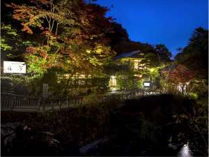 「有馬温泉　橋乃家別館　嵐翠〈らんすい〉」の外観・秋