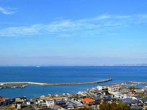 「亀の井ホテル　淡路島」の客室から見える瀬戸内の海と富島港