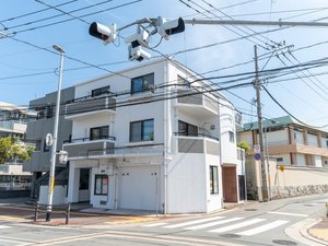 「Darinホークス通り」の角地にある3階建ての建物