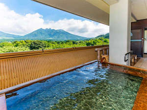 ２階の大浴場の露天風呂では阿蘇の山を見ながら温泉を楽しめます