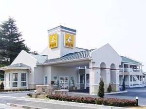 「ファミリーロッジ旅籠屋・松山店」の 広い客室にクイーンサイズベッド２台を配置した人気のロードサイドホテル。 