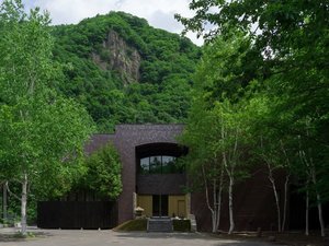 「翠巌」の翠巌 -suigan-　／定山渓の渓谷と川のそばに佇む全７室の宿です。