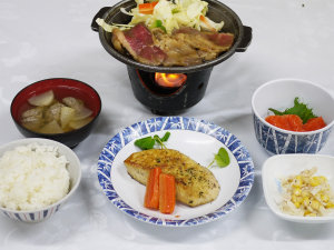 *夕食一例／焼き肉・焼き魚・刺身・野菜・ご飯・味噌汁と、ボリューム満点の6品！