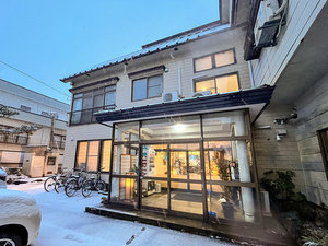 「旅館　菅原館」の#外観　落ち着きのあるアットホームな雰囲気の玄関。