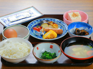 日替わりのシンプルな和朝食。朝からたくさん食べていってらっしゃい♪