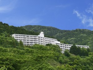 「ミスティイン仙石原」の緑深い箱根・仙石原の山に囲まれたロケーション