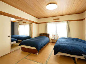・【寝室】ふすまを開けば開放的で広々とした寝室に！
