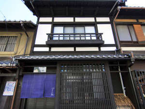 「町家レジデンスイン　格致しょうぶ庵」の京都の趣ある町家（町屋）一棟貸しの古民家宿。キッチン付きで自炊も可能ですが、部屋食プランもおすすめ。
