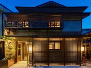 「町家KAZAHAYA　京都四条」の京都の中心地の四条から少し奥まった閑静な住宅街にある町家KAZAHAYA。