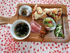 「民宿　内山」のピザ軽食