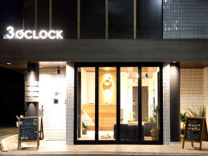 「ＨＯＴＥＬ　３Ｏ’ＣＬＯＣＫ　ＴＥＮＮＯＪＩ」のいらっしゃいませ♪夜の外観はこんな雰囲気です！