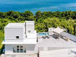 ・淡路の青い海と空に映える白を基調とした貸別荘です