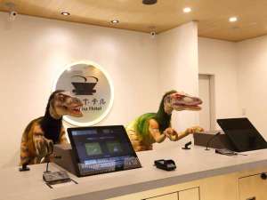 恐竜ロボット前のタブレットにてチェックインをお願い致します。