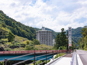 「塩江温泉郷　新樺川観光ホテル」の*【外観】自然に囲まれたレトロな温泉ホテル