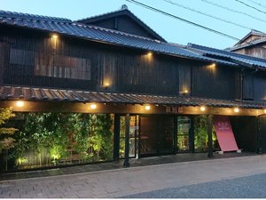 「浜崎の宿　萩別邸」の重要伝統建築物群保存地区に佇む「萩別邸」前景