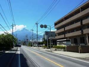 「河口湖ビジネス＆リゾート　ＳＡＷＡホテル」のホテル前より雄大な富士山が！