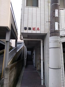 「ＴＨＥ　ＨＯＴＥＬ　ｋａｍｏｉｋｅ」のホテルの入口