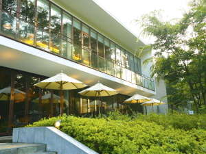 「レジーナリゾート富士　Suites　&　Spa」の【外観】フロント、カフェバー、レストランを備えた、富士の豊かな緑に囲まれたメイン棟