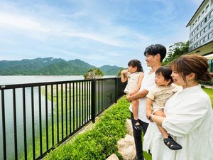 「グランヴィリオホテル宮島　和蔵」の＜テラス＞１階のテラスからは瀬戸内海・宮島の風景をお楽しみいただけます。