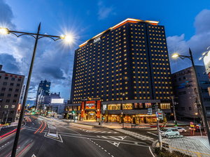 「アパホテル＆リゾート〈新潟駅前大通〉」の【外観】：夜