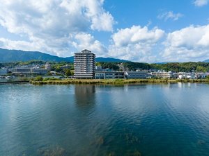 「おごと温泉　琵琶湖グランドホテル・京近江」の【外観】琵琶湖畔に佇む宿。琵琶湖の景色をたっぷりお楽しみいただけます。