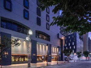 「ザ・ミレニアルズ福岡(The　Millennials福岡)」の入り口はホテル「THE LIVELY FUKUOKA」の看板の建物です。